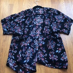 ❤️3/$15❤️ Floral Kimono